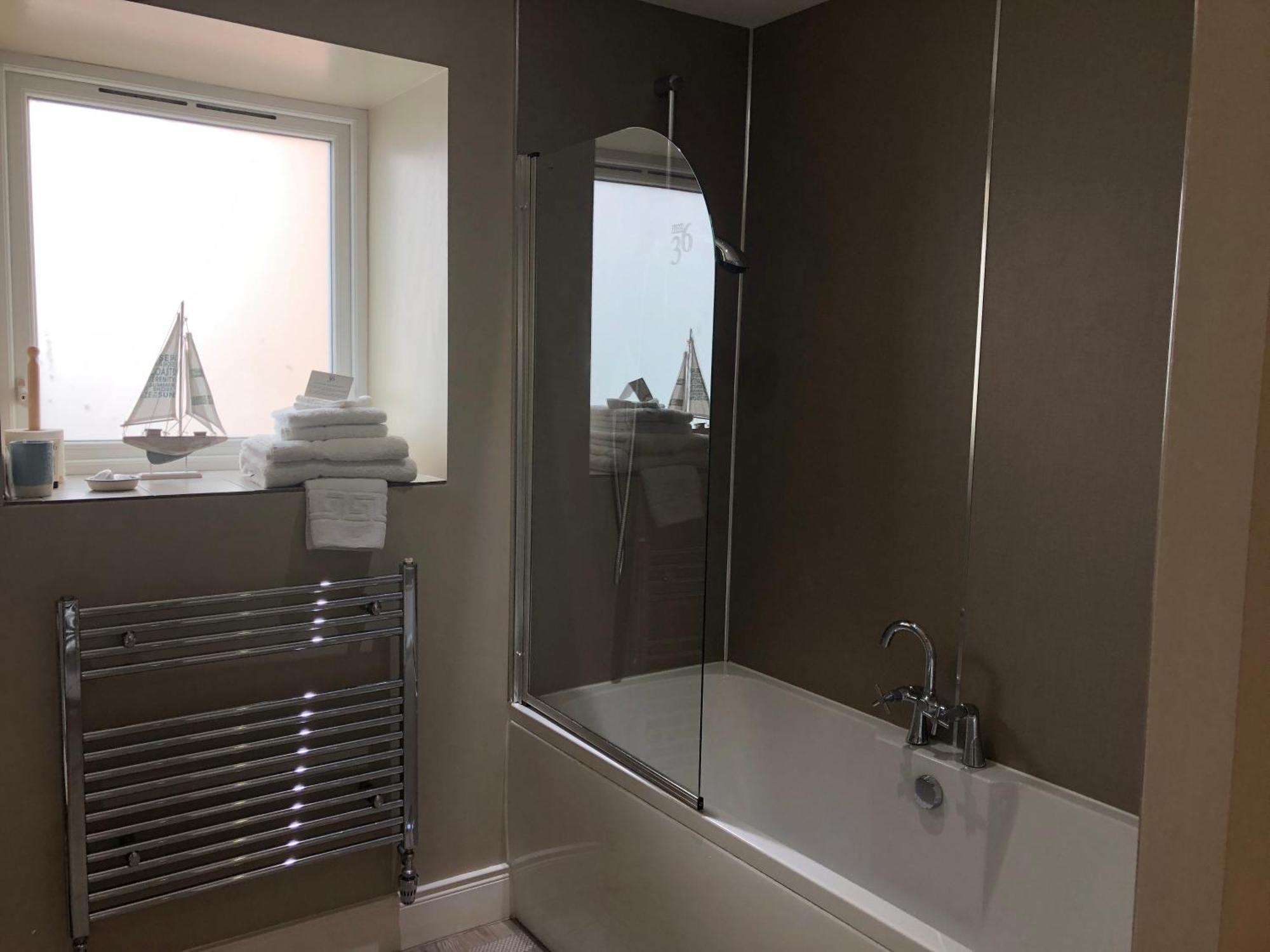 Pier 36 Hotel Donaghadee Room photo